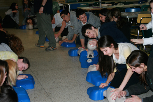 Teenagers practicing cpr, teenagers with cpr dummies, Teens For Life in training